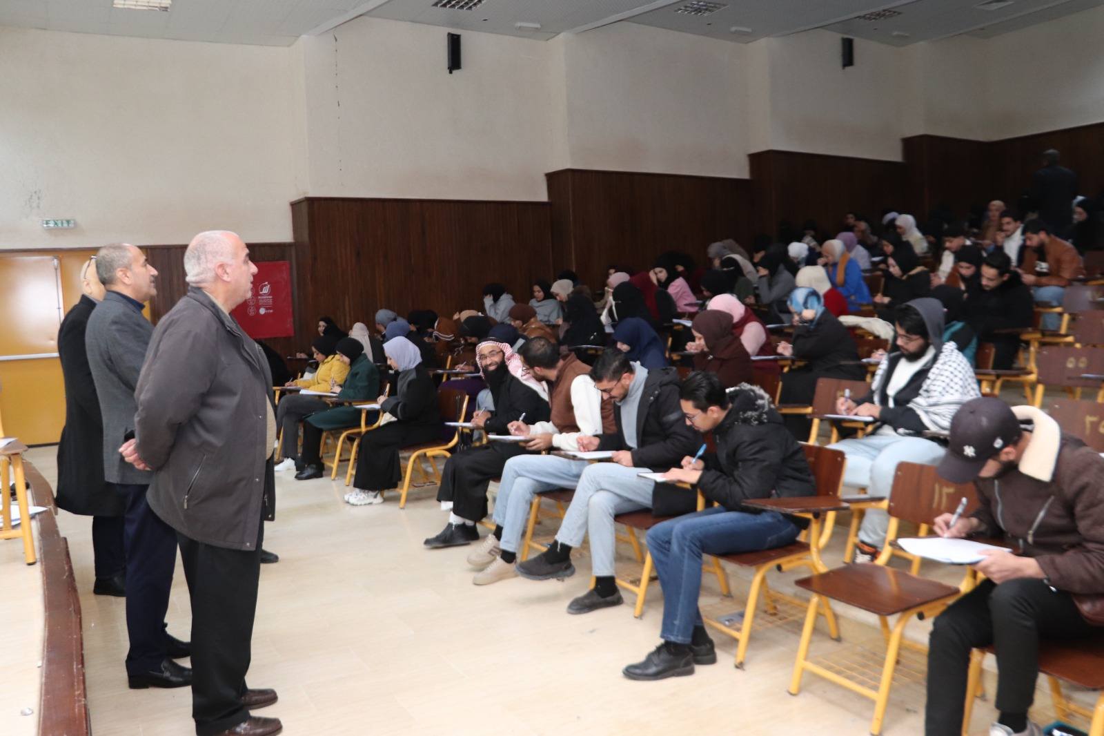  رئيس جامعة الحسين بن طلال يتفقد سير الامتحانات النهائية في الجامعة